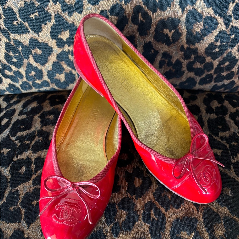 🍒VINTAGE🍒 CHANEL Vibrant Cherry Red Patent Leather Flats